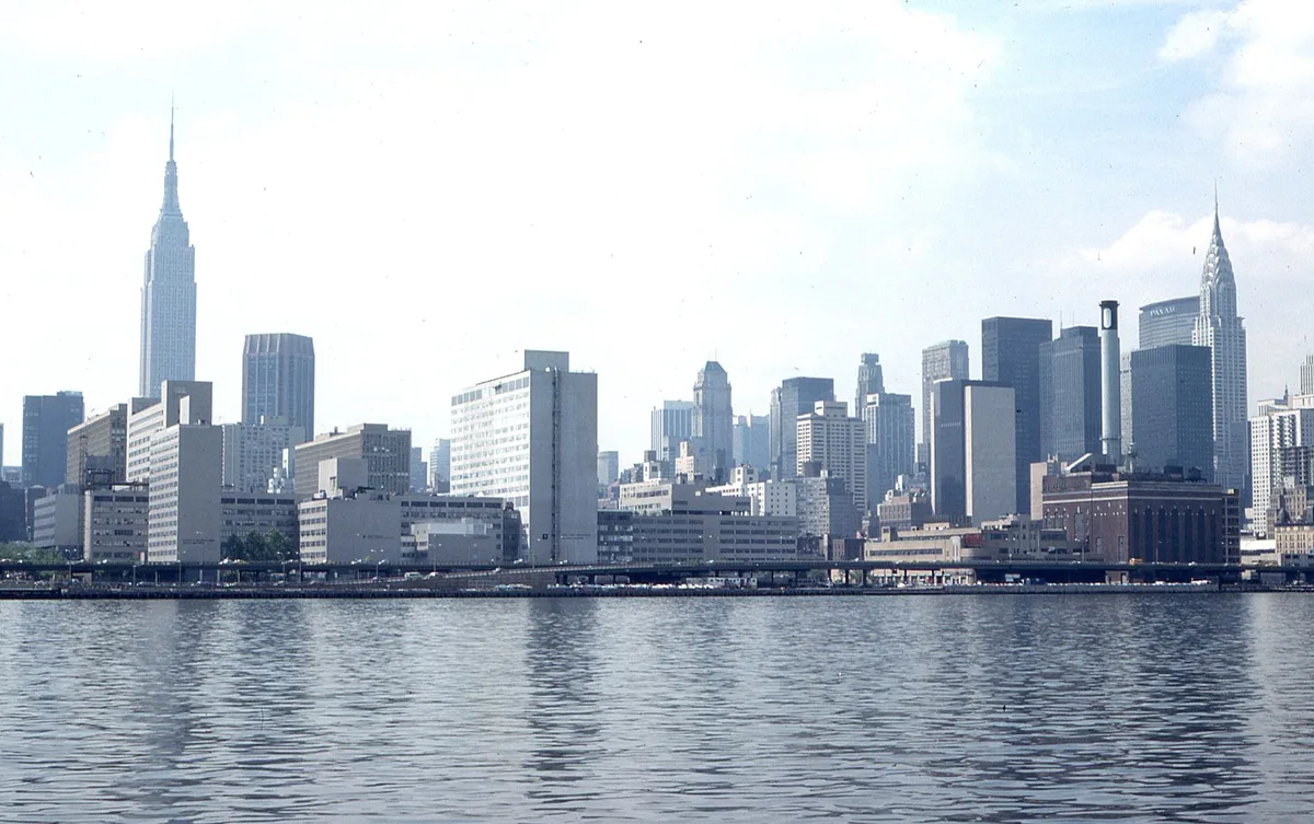 Manhattan skyline in New York City, comparing state salary taxes between Florida and New York
